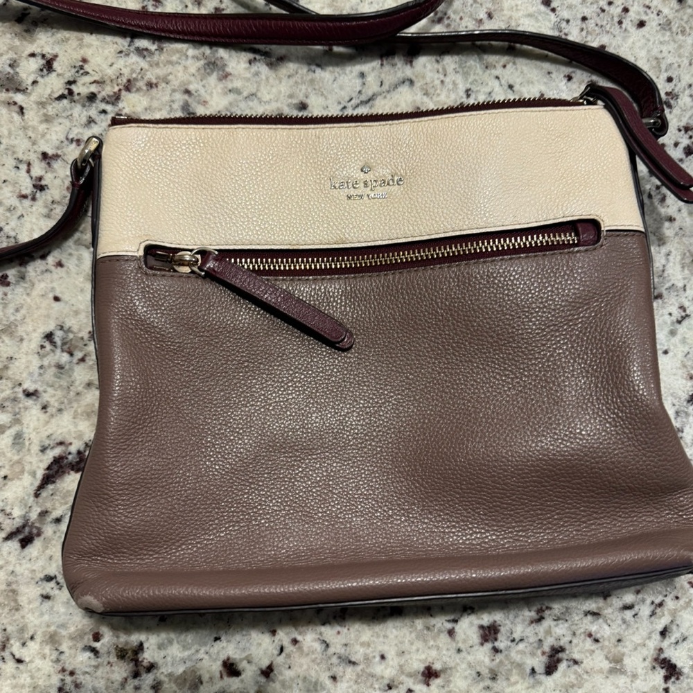 Kate Spade cross body.  Like new. Smoke free $45 or best offer